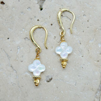 Boucles d'oreille dorées en nacre, motif fleur