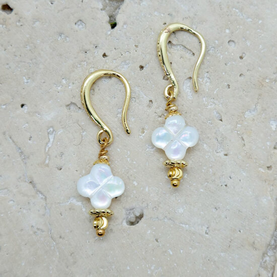 Boucles d'oreille dorées en nacre, motif fleur